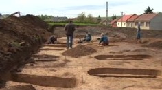 Pod fotbalovým hřištěm našli pohřebiště