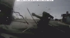 VIDEO: Třítunový kus železa se urval z kamionu a letěl proti osobnímu autu!