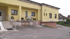 Obyvatele Sokolova ruší hluk ze sportovní haly. Majitel ji postavil bez povolení