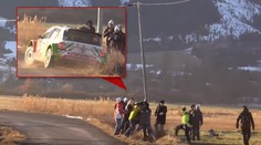 VIDEO: Obětaví diváci! Drželi sloup, aby se mohlo závodit dál