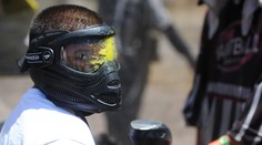 V ulicích Detroitu zuří paintballová válka, policii se nedaří ji potlačit