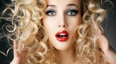 Blondýnka (18) v Brně mužům slibovala sex, místo toho je vykradla