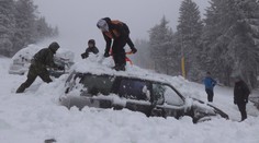 VIDEO: Auta uvázla uprostřed sjezdovky na Klínovci. Přes noc je zafoukala sněžná děla