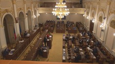 Politikům se nechce do zmražení platů. Tlačí na ně ale i prezident