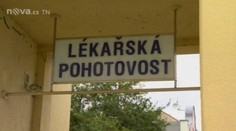 Lékař se sestrou slavili v ordinaci. Nedokázali pacientům pomoci