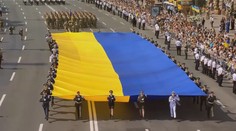 Největší letadlo na světě se ukázalo na slavnostní přehlídce armády