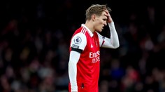 To je smůla. Fanoušek zrušil dovolenou, aby viděl Arsenal vyhrát titul. Žena zuří