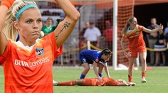 Sport, vedro a vy málo pijete? Sexy fotbalistka na to doplatila! VIDEO