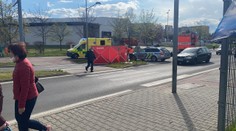 Aktivistka si přilepila ruku k silnici. Zablokovala dopravu, jela pro ni sanitka