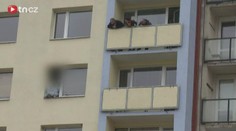 Žena v Ústí nad Labem seděla v 6. patře na parapetu a hrozila skokem