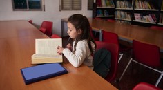 Děti neumí zacházet s knihou. Místo listování na ni ťukají prstem, zjistil průzkum
