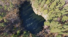 Lom na Chrudimsku skrývá desítky tun jedu. Sanace vyjde na miliony