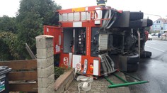 Hasiči na Chomutovsku spěchali k nehodě. Cestou bourali a nedojeli