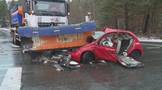 Policie vyšetřuje tragickou srážku sypače a auta. Kvůli pokusu zavřela silnici