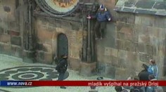 VIDEO: Mladík vyšplhal na pražský Orloj