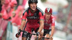 Cyklistu Gilberta při tréninku napadl opilý řidič a zlomil mu prst!