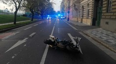 Motorkář se srazil s chodkyní, ta nepřežila. Na místě zemřel i pes