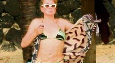 Sexy babička Catherine Deneuve v bikinách