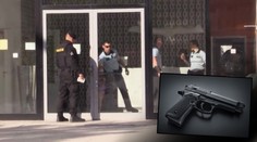 Muži vadily hlučné děti na hřišti. Vytáhl na ně pistoli! VIDEO