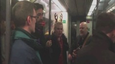 SKANDÁLNÍ VIDEO! Hvězda 80. let zpívá své hity opilá ve vlaku