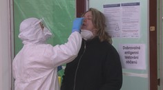 Příšerné fronty a žádné rozestupy. Lidé si stěžují na chaos při testování