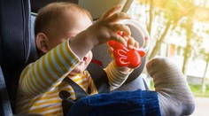 Boj o život ročního chlapečka. Přes hodinu a půl byl zavřený v rozpáleném autě