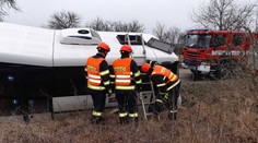 Nehoda uvěznila cestující v autobusu. Hasiči je dostali ven střechou