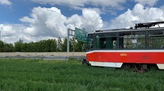 Na tramvaj u D1 se vrhli sprejeři, čistá nevydržela ani půl dne!