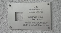 V Česku umístili dvě nové pamětní desky obětí komunistického režimu