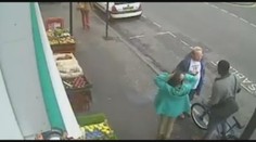 Postižený muž (40) napomenul cyklistu na chodníku. Dostal za to smrtelnou ránu! VIDEO