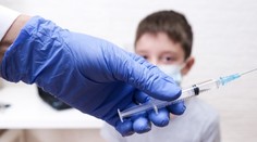 Učitelka na vlastní pěst naočkovala 17letého studenta. Teď jí hrozí vězení