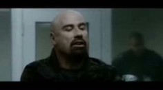 Travolta se vrací! Plešatý, ale s bazukou.