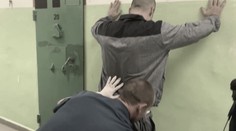 Razie ve věznici. Rodinný gang tam měl pašovat drogy, vydělal statisíce