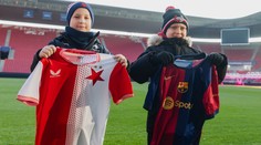 Pro Adama a Dominika. Zápas Slavie s Barcelonou ponese silný příběh