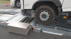 Nejen na vadné náklaďáky si nově posvítí mobilní STK. Měřit bude i emise