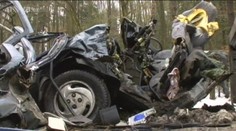 OBRAZEM: Náklaďák autu skalpoval střechu, řidič zemřel