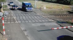 VIDEO: Nepochopitelný manévr na přejezdu. Strojvedoucí střetu s dodávkou nemohl zabránit
