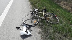 Cyklista (90) přejížděl rušnou silnici na Táborsku, srazilo ho auto