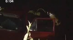 Jedno auto utopené v rybníce, druhé bouralo na nedalekém mostě