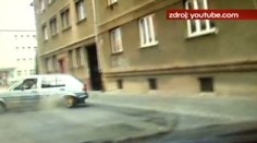 VIDEO: Řidič ujel i s botičkou