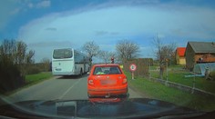 Šílený čin řidiče autobusu řeší jako přestupek! Vjel do zúžení na červenou