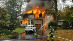 Do obytné čtvrti se zřítil letoun. Po explozi začaly hořet okolní domy