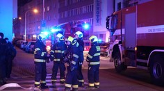 Při požáru v Praze zemřel jeden člověk. Další lidi museli hasiči evakuovat