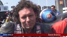 VIDEO: Nechá se táhnout za autem jen v teniskách!