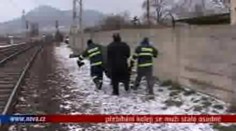 VIDEO: Přebíhání kolejí se muži stalo osudné