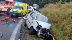 Vážná nehoda auta a kamionu u Olšan. Řidičku museli z auta vystříhat