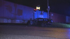 Auto vjelo ve Zlíně přímo pod nákladní vlak. Řidič skončil s těžkým zraněním