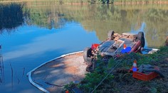 Tragická nehoda na jihu Čech. Auto plné lidí skončilo v rybníku, dva z nich zemřeli