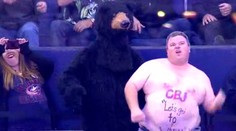 Tlouštík se rozvlnil na tribuně a špeky létaly! Jak se vám to líbí?