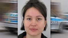 Policie hledá nebezpečnou ženu! Bez varování bodla muže do tváře